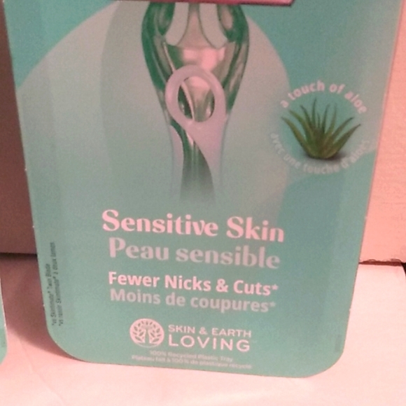 Skintimate Ladies sensitive skin 4ct Razors. 2 packs - Picture 3 of 4
